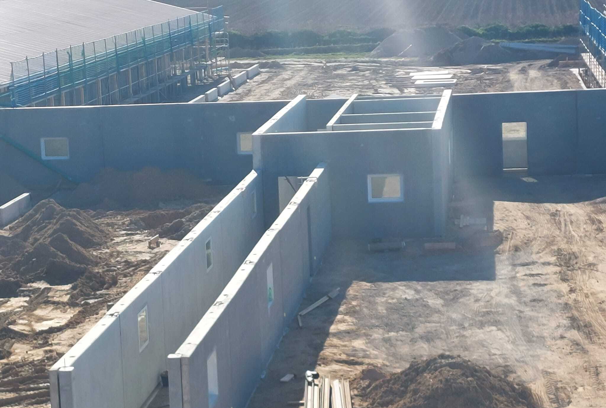 Luftaufnahme einer im Bau befindlichen Stallanlage mit vorgefertigten Betonwandelementen