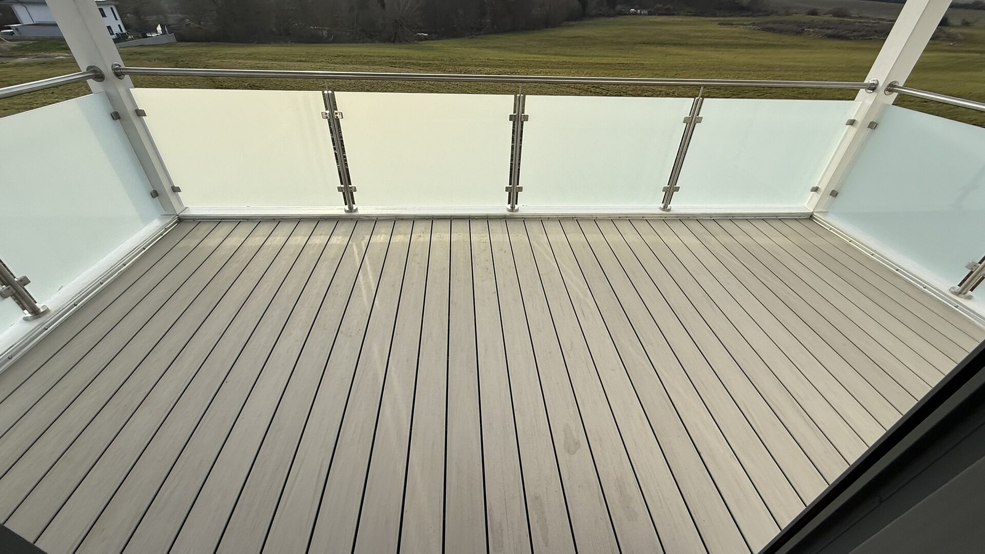 Balkon mit Glasgeländer und Blick über die Landschaft