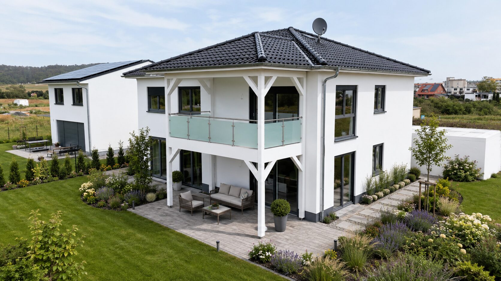 Modernes Wohnhaus in Massivholzbauweise mit Magnumboard, Putzfassade und Balkon