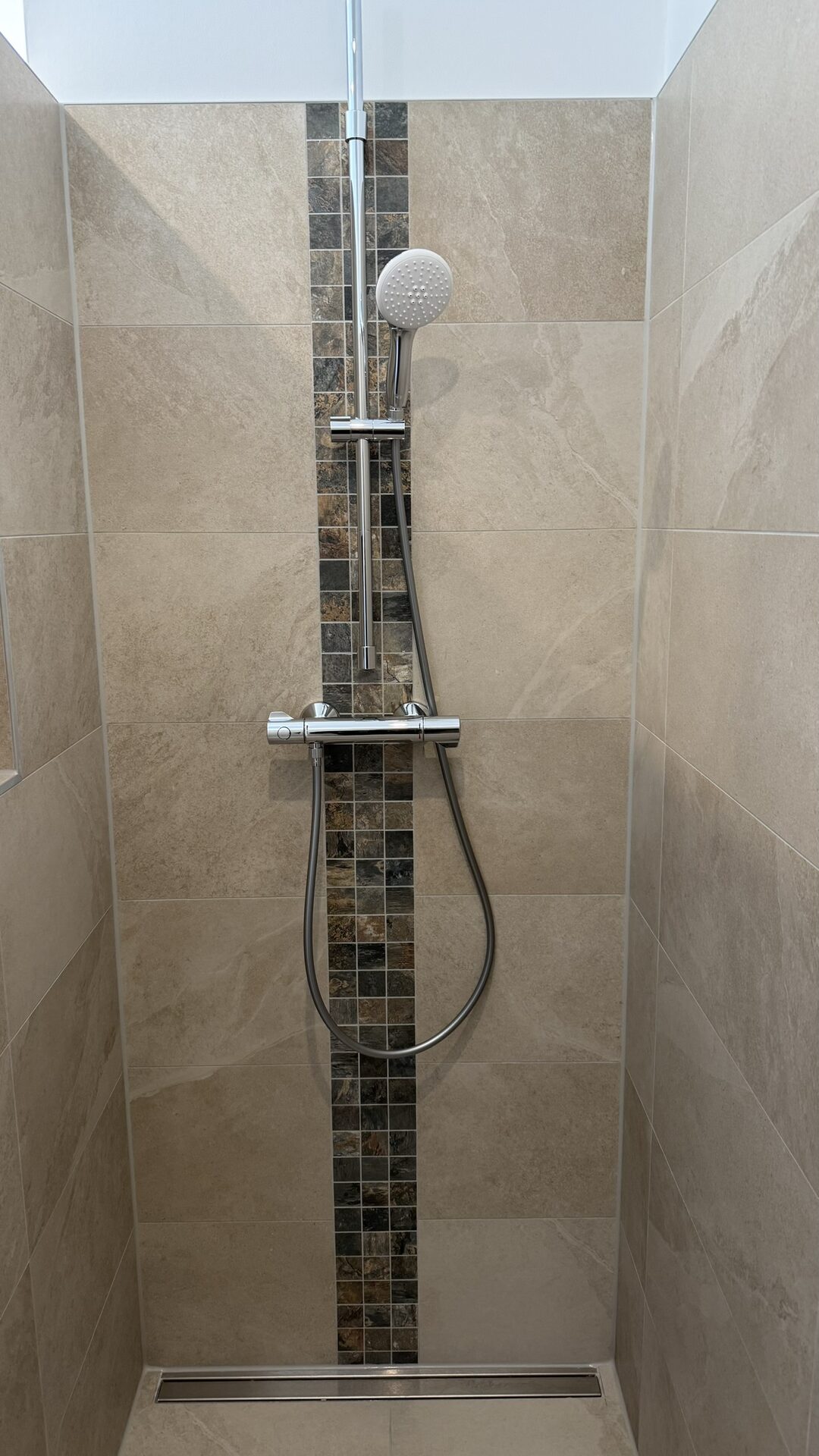 Bodengleiche Dusche mit Naturstein-Mosaikstreifen