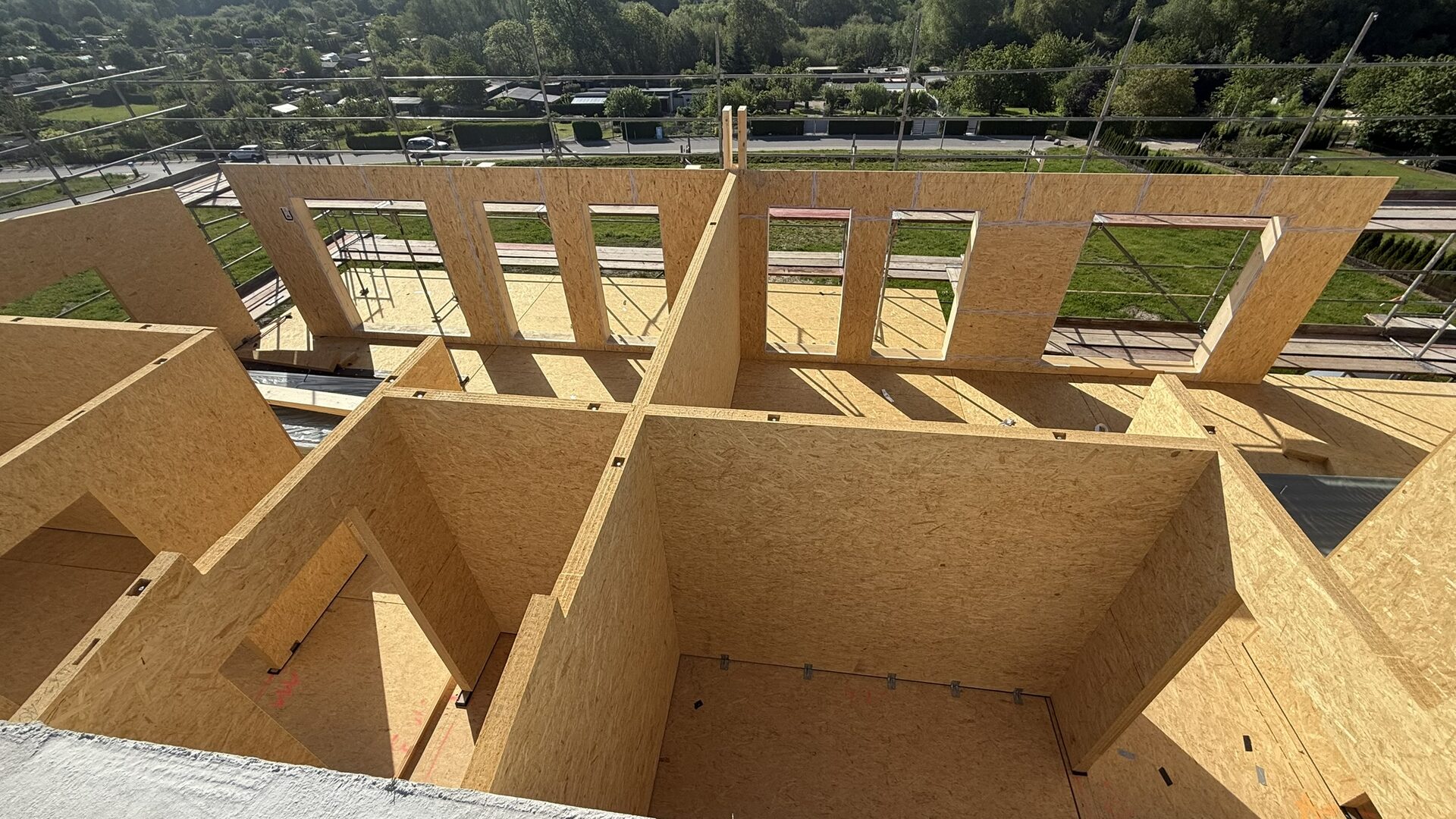 Blick in den Rohbau eines Mehrfamilienhauses mit OSB-Wandelementen